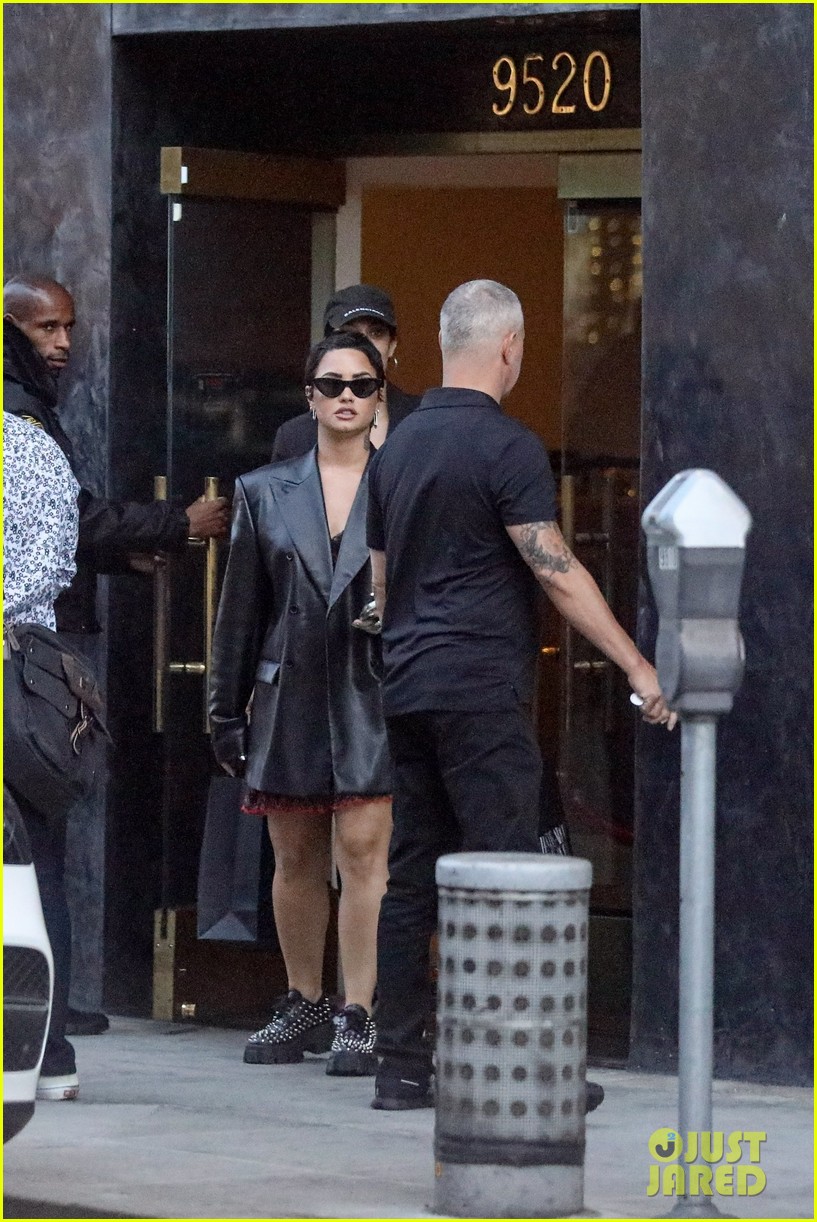 Demi Lovato Out to Lunch in Beverly Hills June 14, 2011 – Star Style