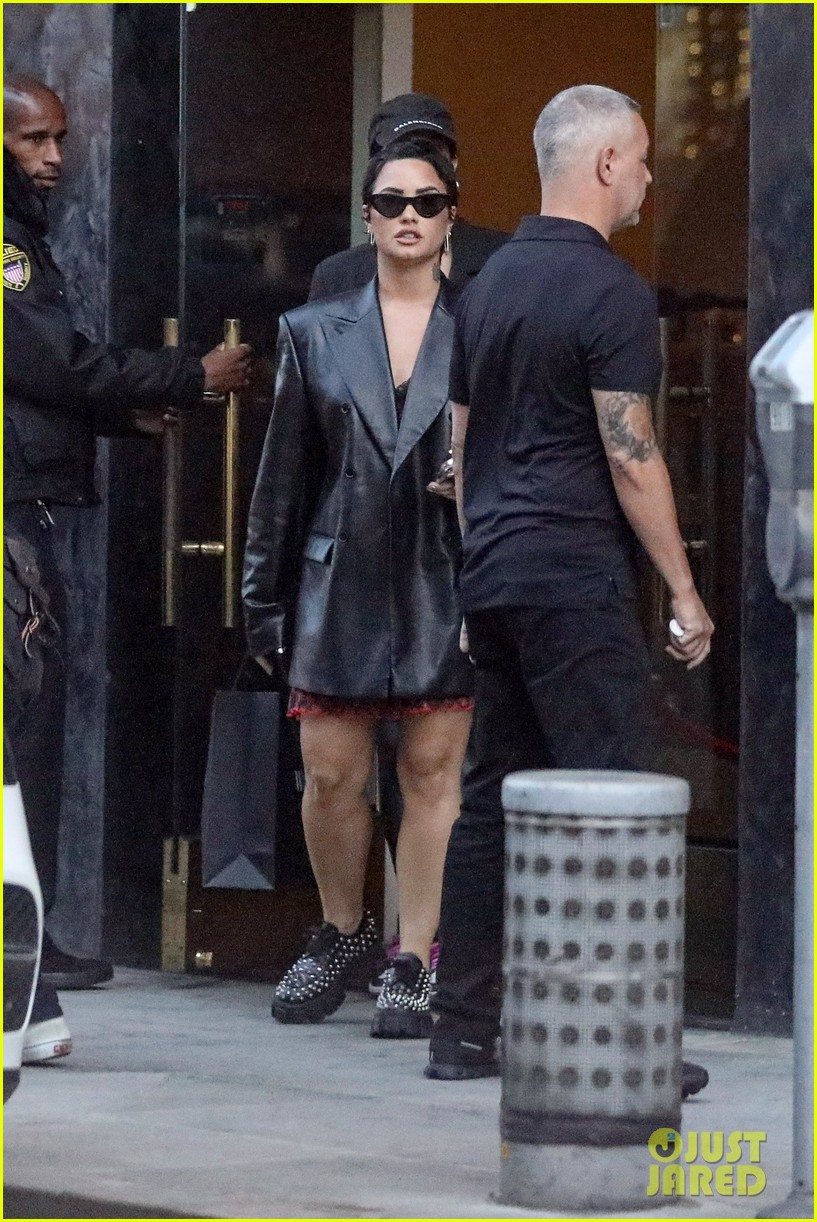 Full Sized Photo of demi lovato what comes around shopping trip pics 08