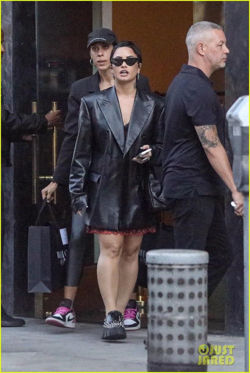 Demi Lovato Goes Shopping in Beverly Hills With Some Friends | Photo