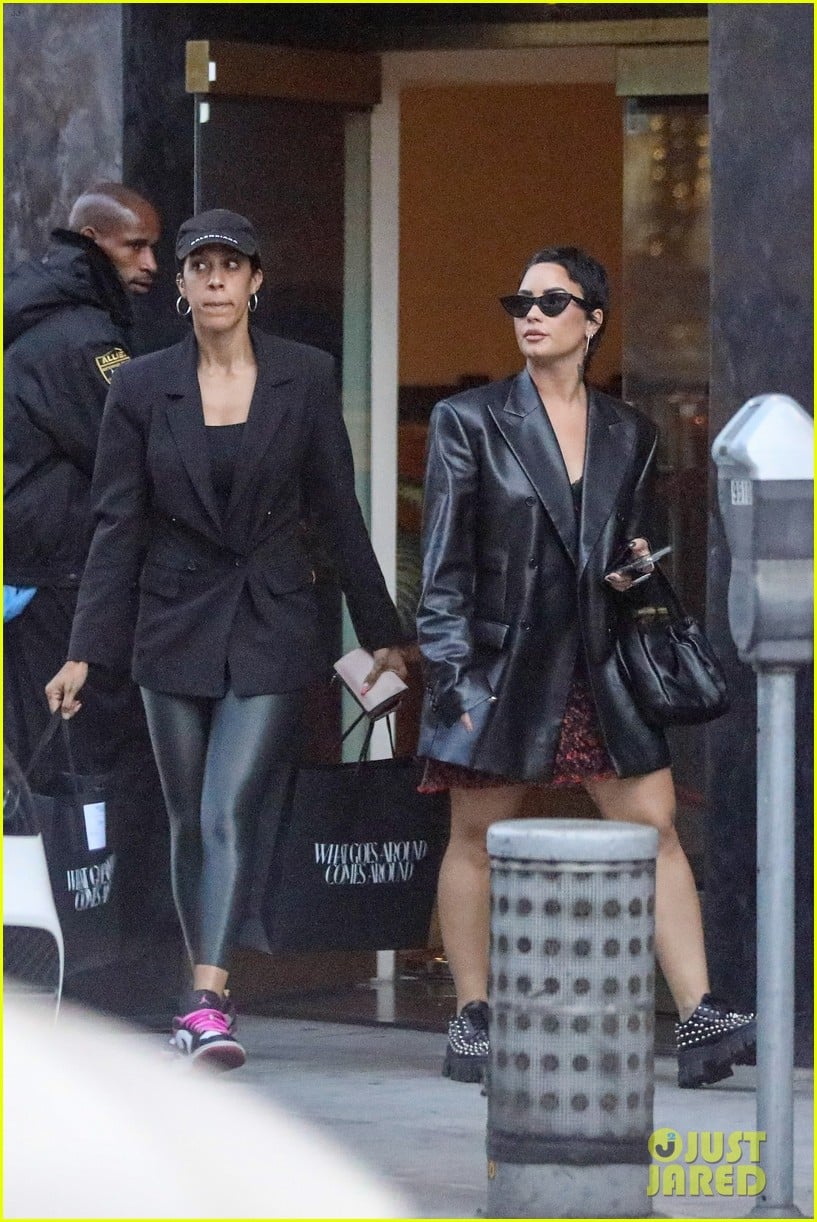Demi Lovato Goes Shopping in Beverly Hills With Some Friends | Photo