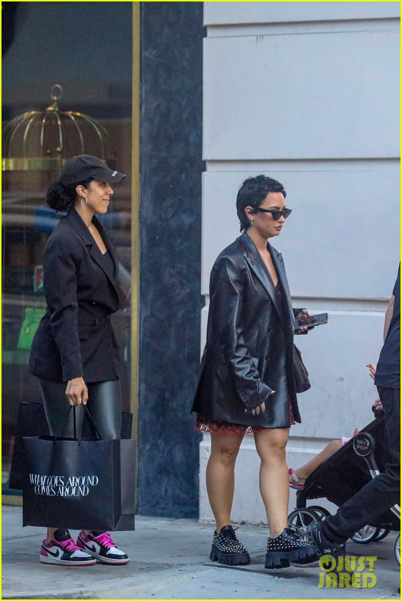 Full Sized Photo of demi lovato what comes around shopping trip pics 19