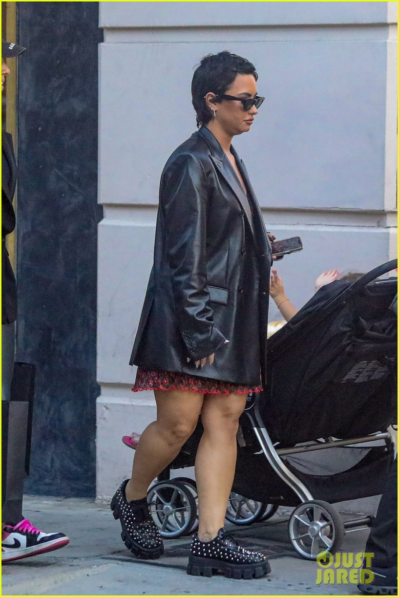 Full Sized Photo of demi lovato what comes around shopping trip pics 21