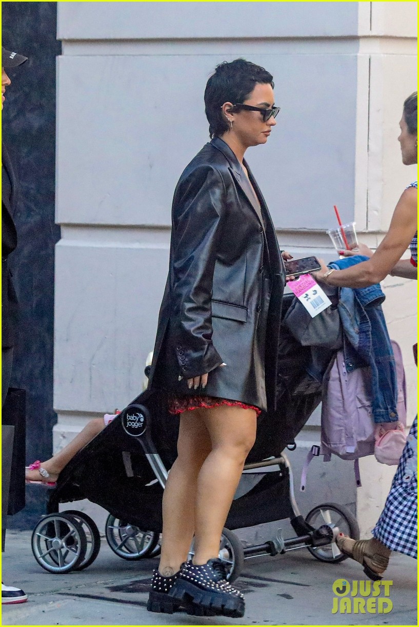 Demi Lovato Goes Shopping in Beverly Hills With Some Friends | Photo