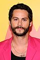 dylan obrien wears hot pink suit to not okay premiere with zoey deutch 15