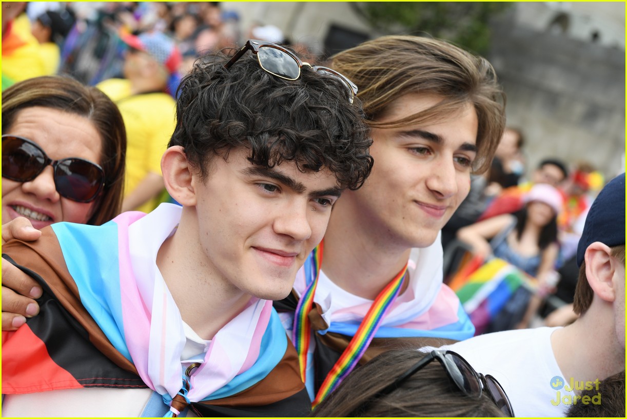 cast of heartstopper walk in the london pride parade 04