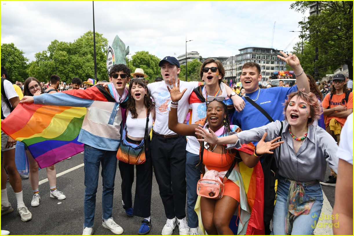 cast of heartstopper walk in the london pride parade 05