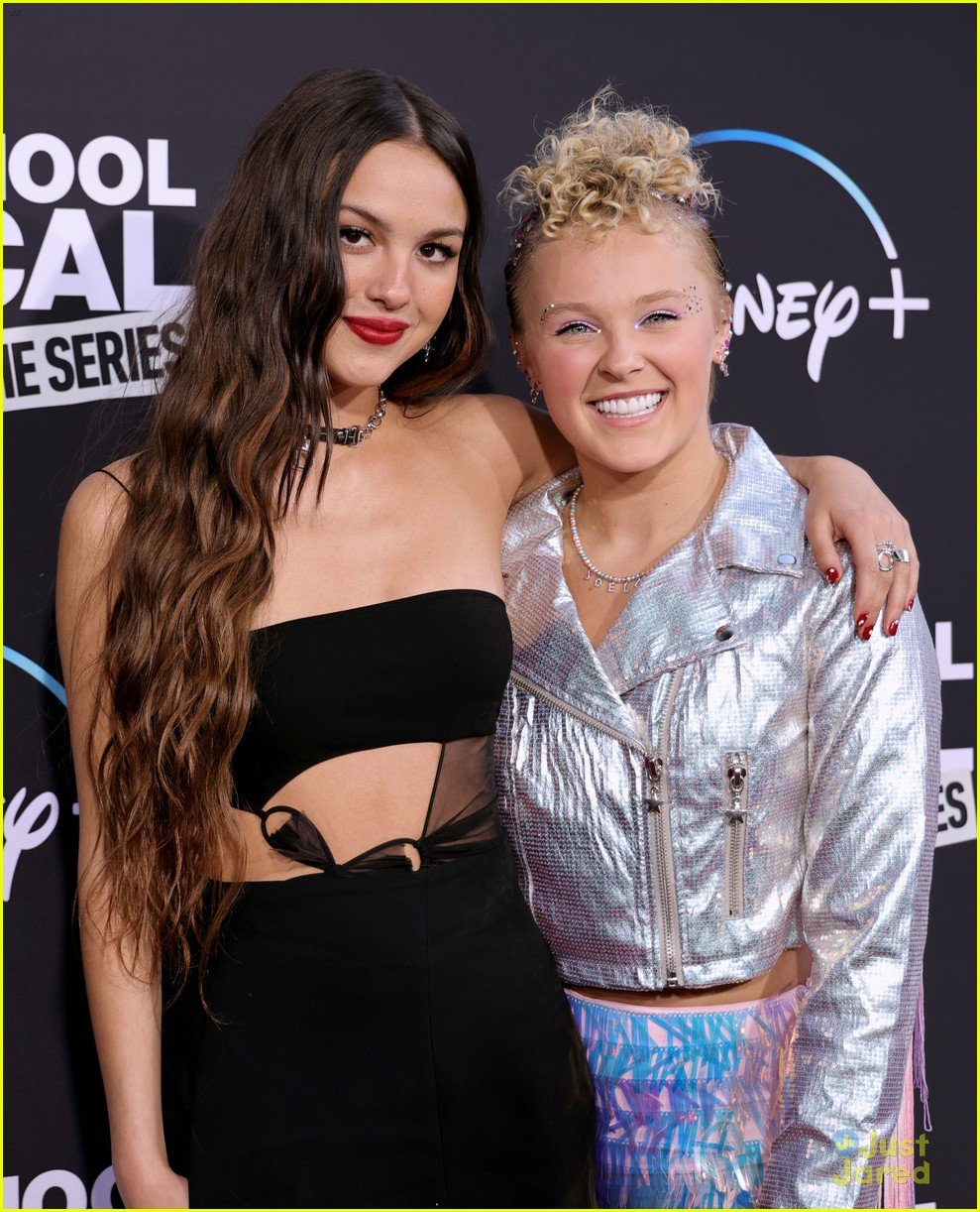 Full Sized Photo of hsmtmts cast at season three premiere 41 The