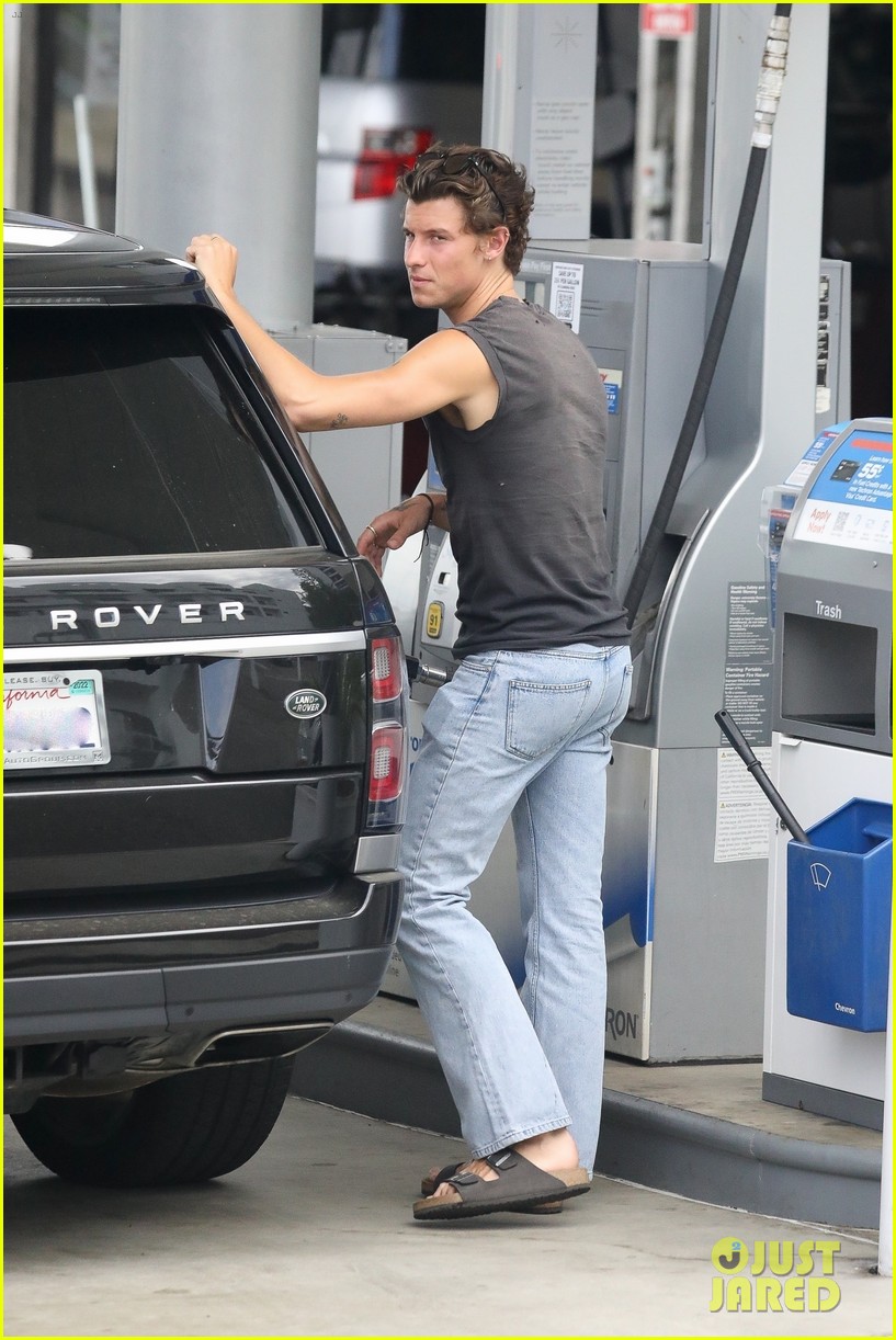 Shawn Mendes is All Smiles While Meeting Up with a Friend in Hollywood