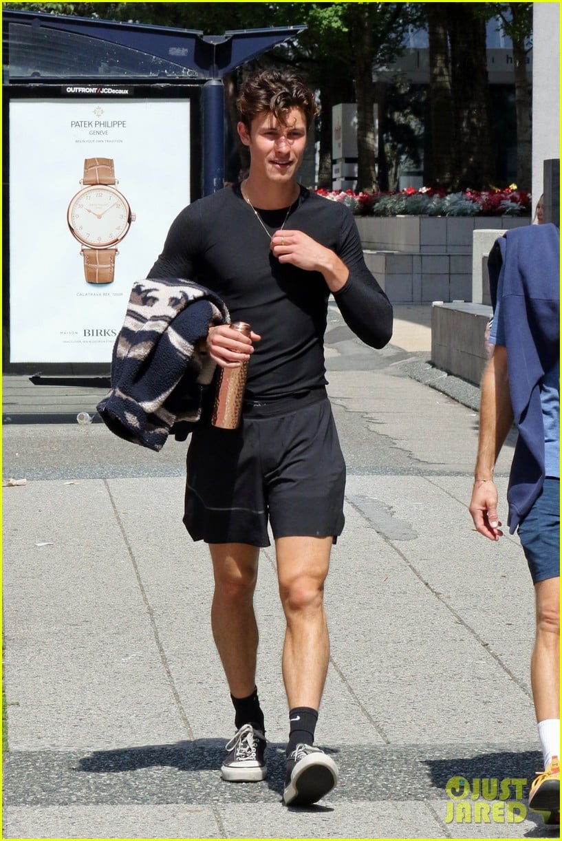 shawn mendes goes sporty for breakfast in vancouver 01