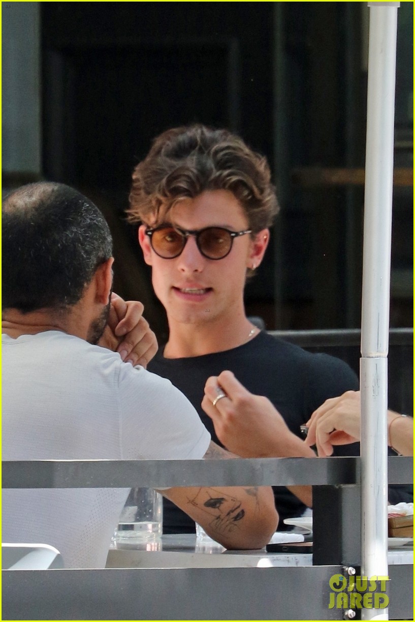 shawn mendes goes sporty for breakfast in vancouver 02