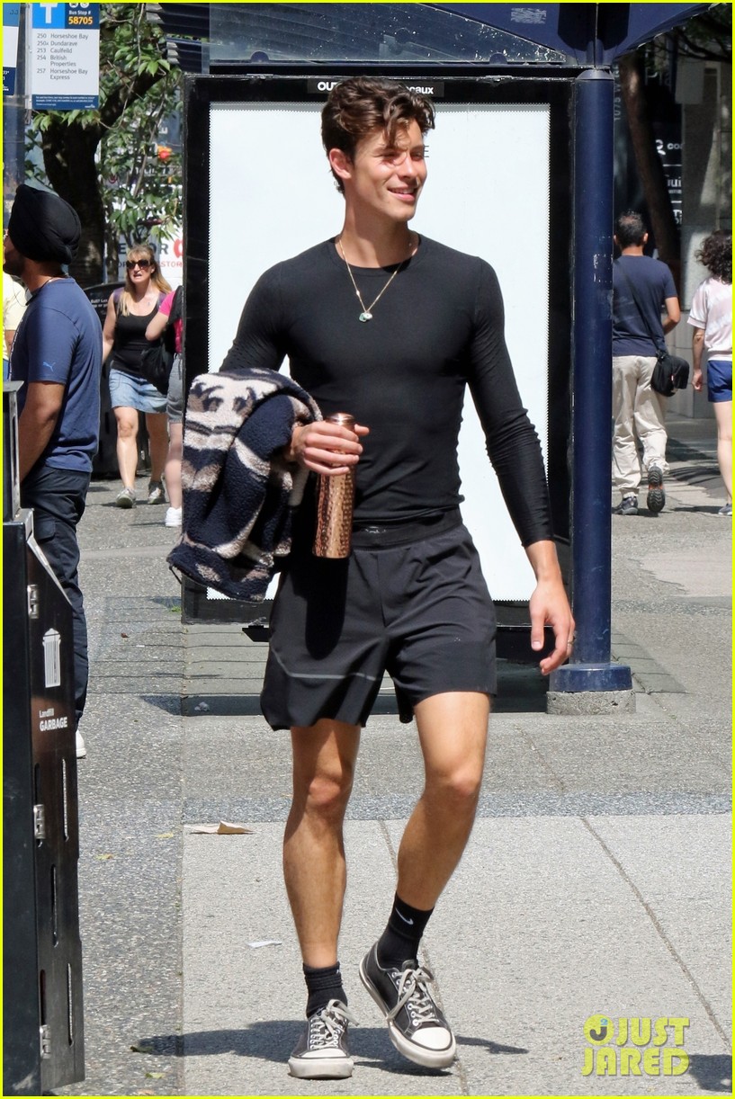 shawn mendes goes sporty for breakfast in vancouver 03