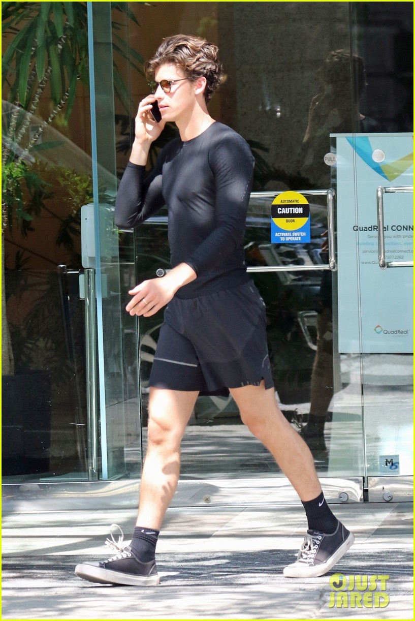 Shawn Mendes Chats on the Phone While Grabbing Breakfast in Vancouver ...