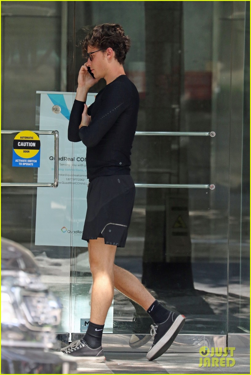 Shawn Mendes Chats on the Phone While Grabbing Breakfast in Vancouver ...