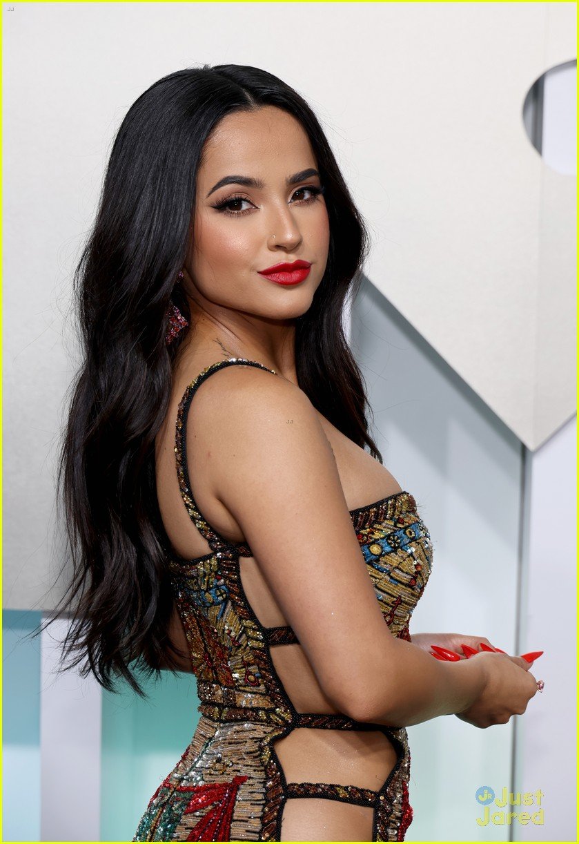 becky g blows a kiss on the mtv vmas 2022 carpet 04