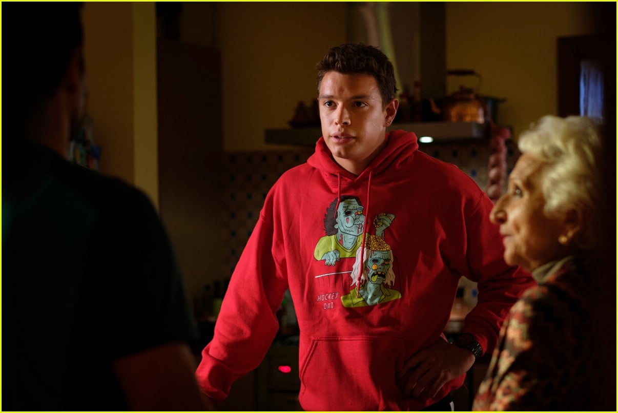 Full Sized Photo of bump makes its us series premiere on the cw tonight