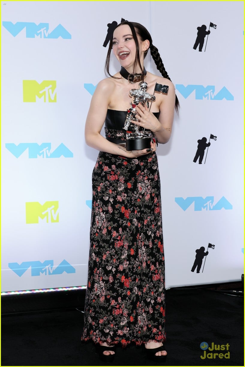 Dove Cameron Dedicates MTV VMAs Best New Artist Win to 'All the Queer