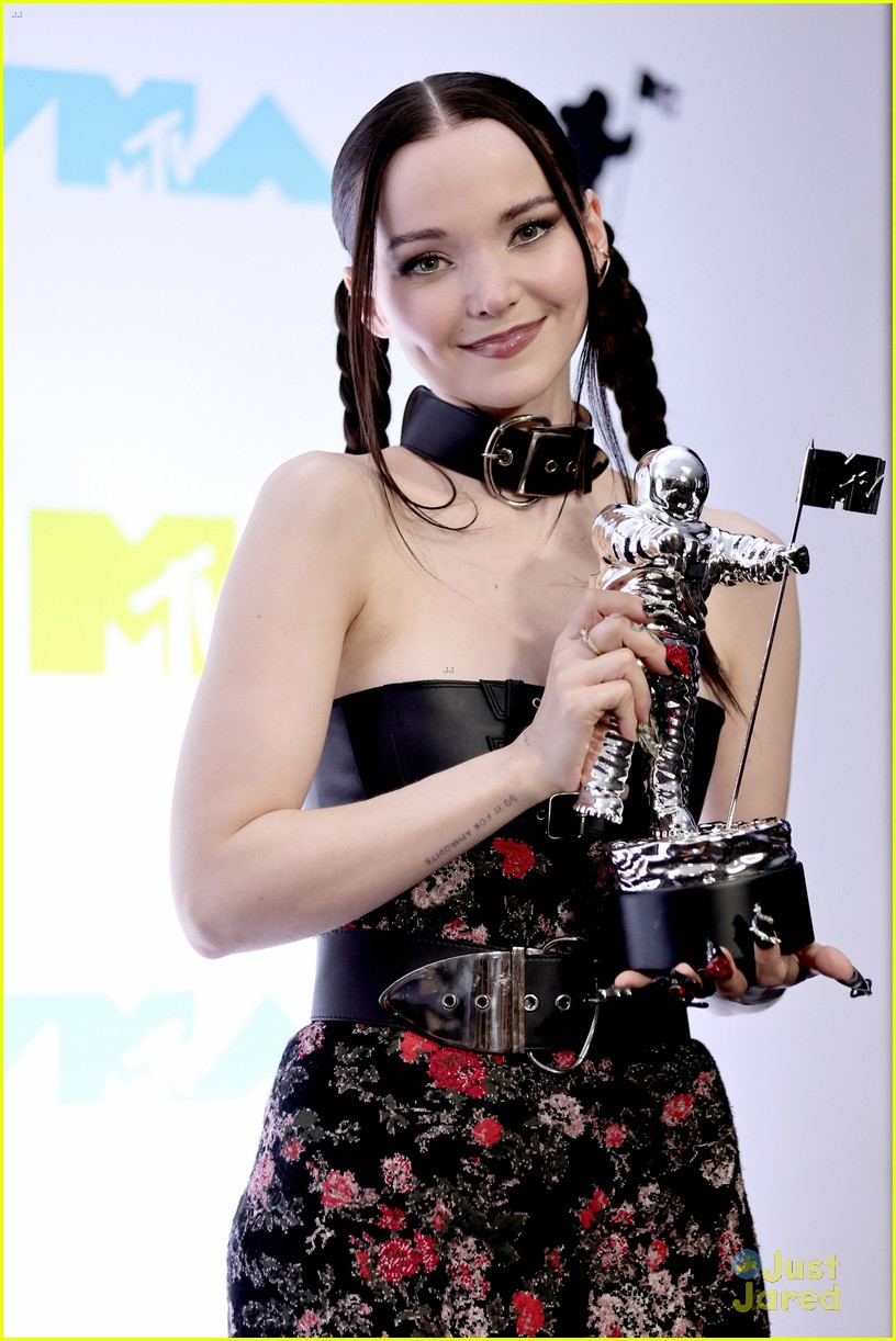 Dove Cameron Dedicates MTV VMAs Best New Artist Win to 'All the Queer