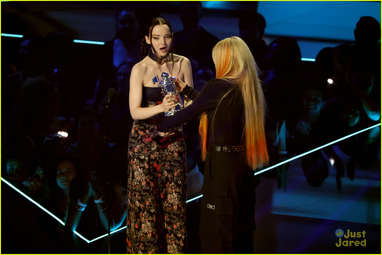 Dove Cameron Dedicates MTV VMAs Best New Artist Win To 'All The Queer ...