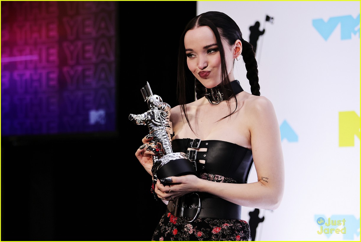 Dove Cameron Dedicates MTV VMAs Best New Artist Win to 'All the Queer ...