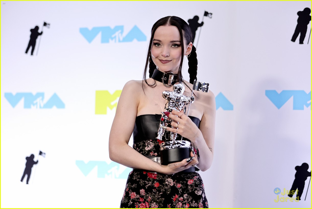 Dove Cameron Dedicates MTV VMAs Best New Artist Win to 'All the Queer