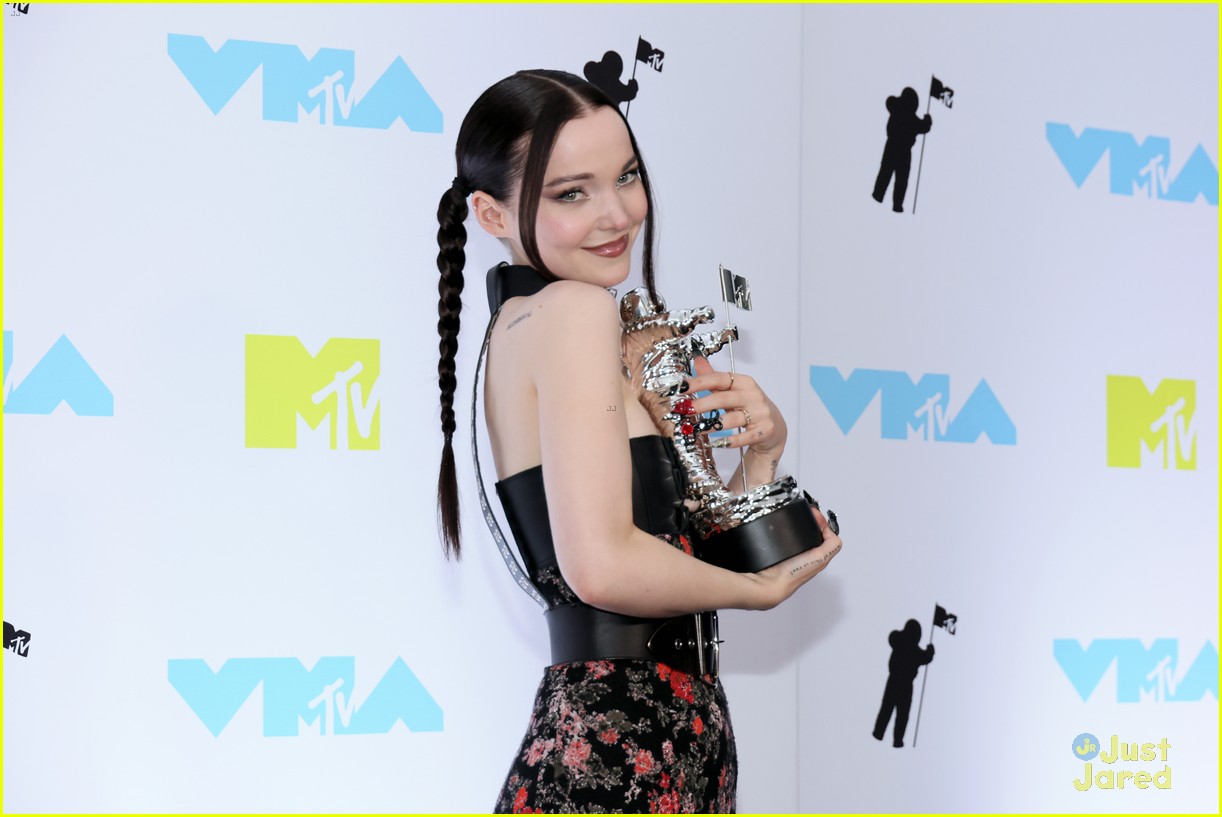 Full Sized Photo of dove cameron dedicates mtv vmas best new artist win