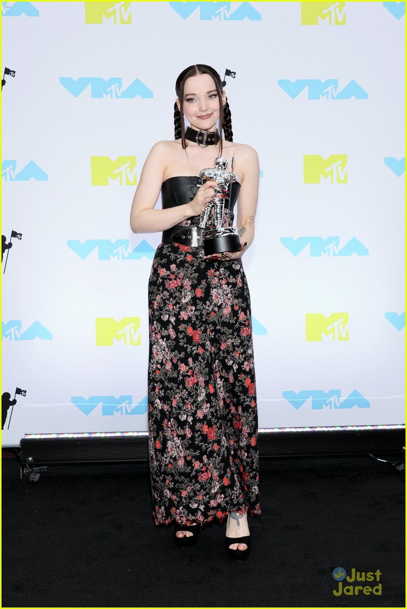 Dove Cameron Dedicates MTV VMAs Best New Artist Win to 