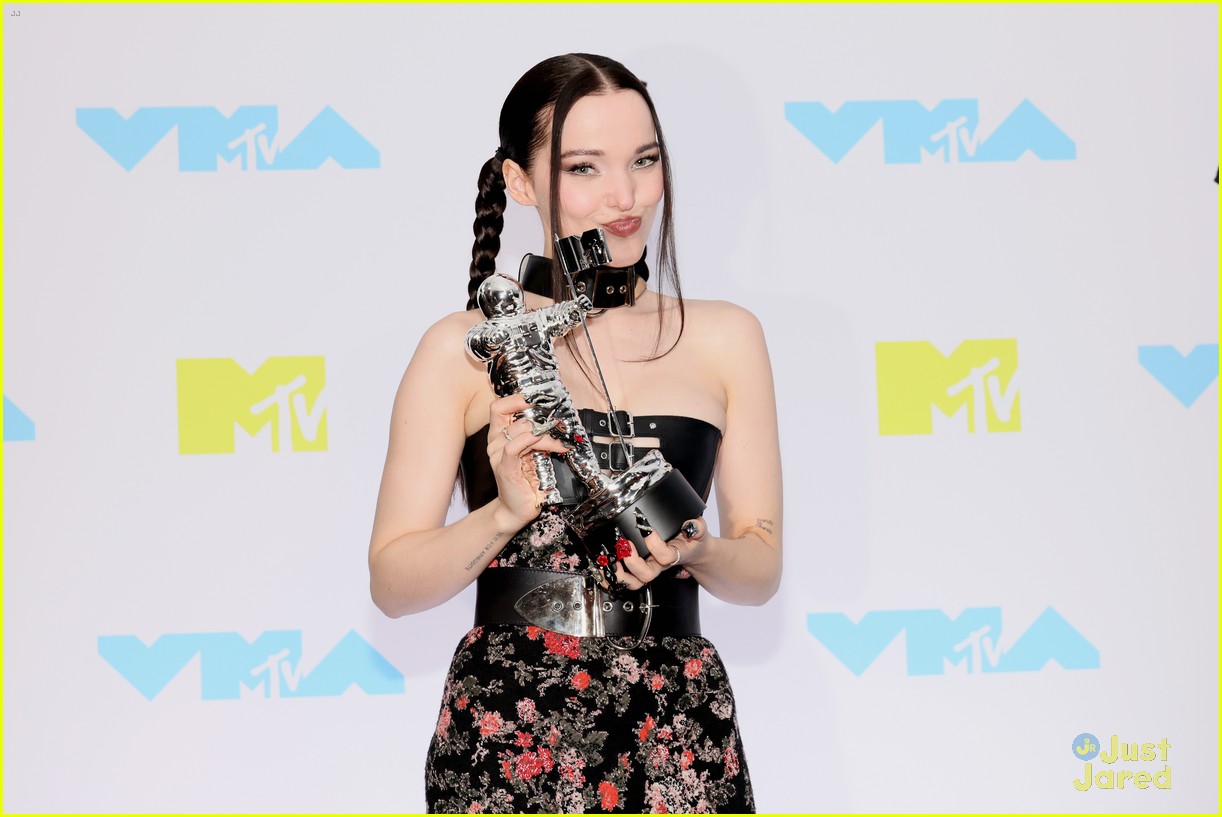 Dove Cameron Dedicates MTV VMAs Best New Artist Win to 'All the Queer ...