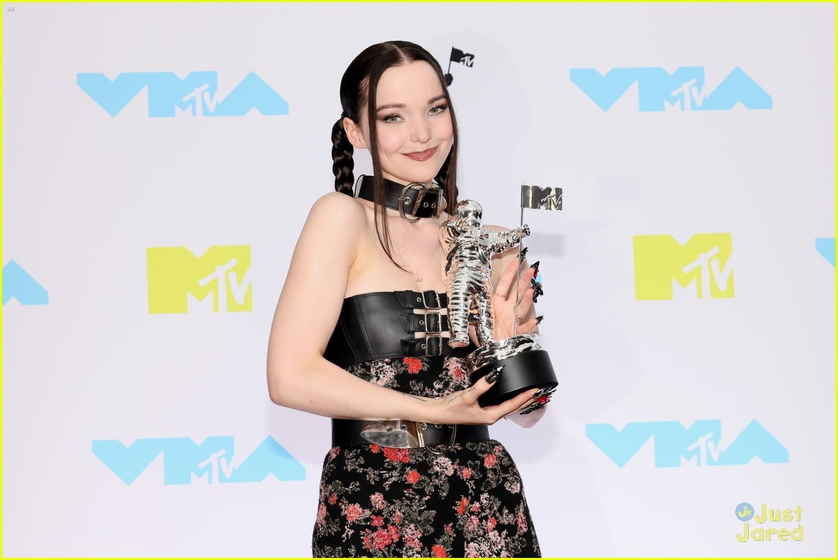 Dove Cameron Dedicates MTV VMAs Best New Artist Win to 'All the Queer