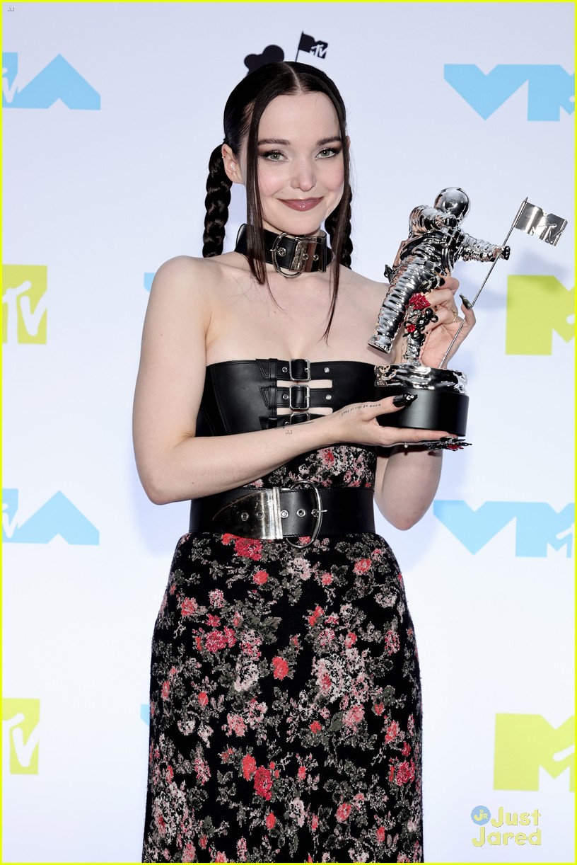 Dove Cameron Dedicates MTV VMAs Best New Artist Win to 'All the Queer