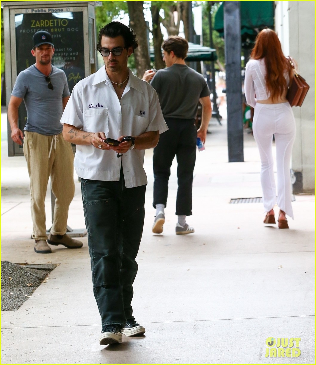 Joe Jonas & Sophie Turner Grab Lunch & Go Shopping with Friends in ...