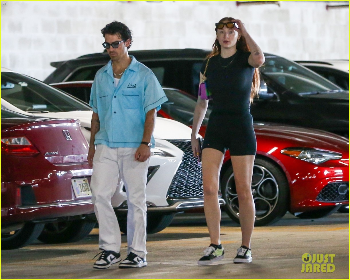 joe jonas sophie turner do some shopping together in miami 01
