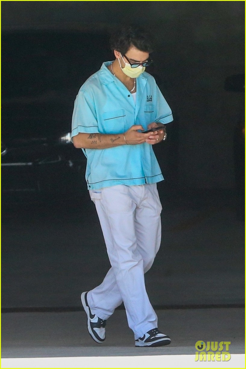 joe jonas sophie turner do some shopping together in miami 07