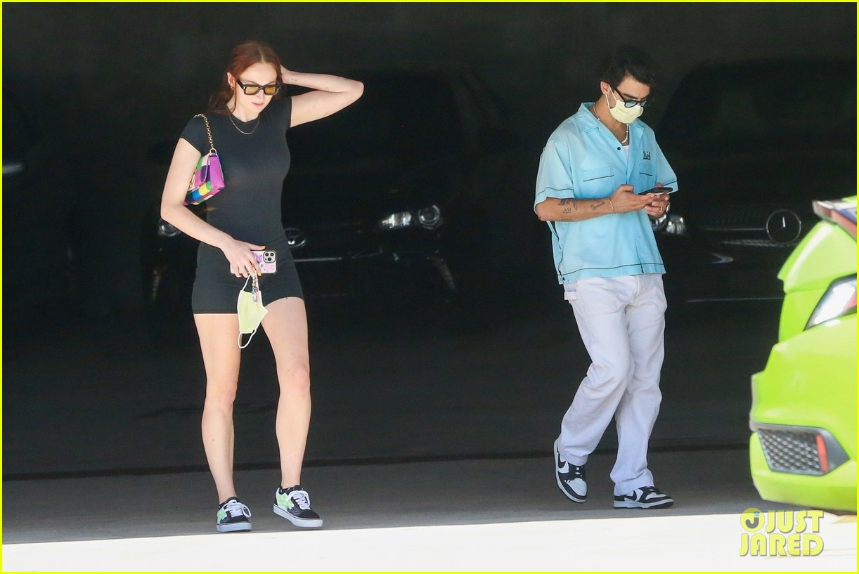 joe jonas sophie turner do some shopping together in miami 08