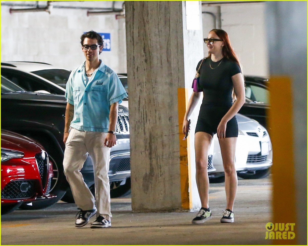 joe jonas sophie turner do some shopping together in miami 14