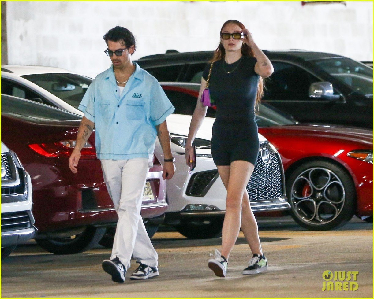 joe jonas sophie turner do some shopping together in miami 15