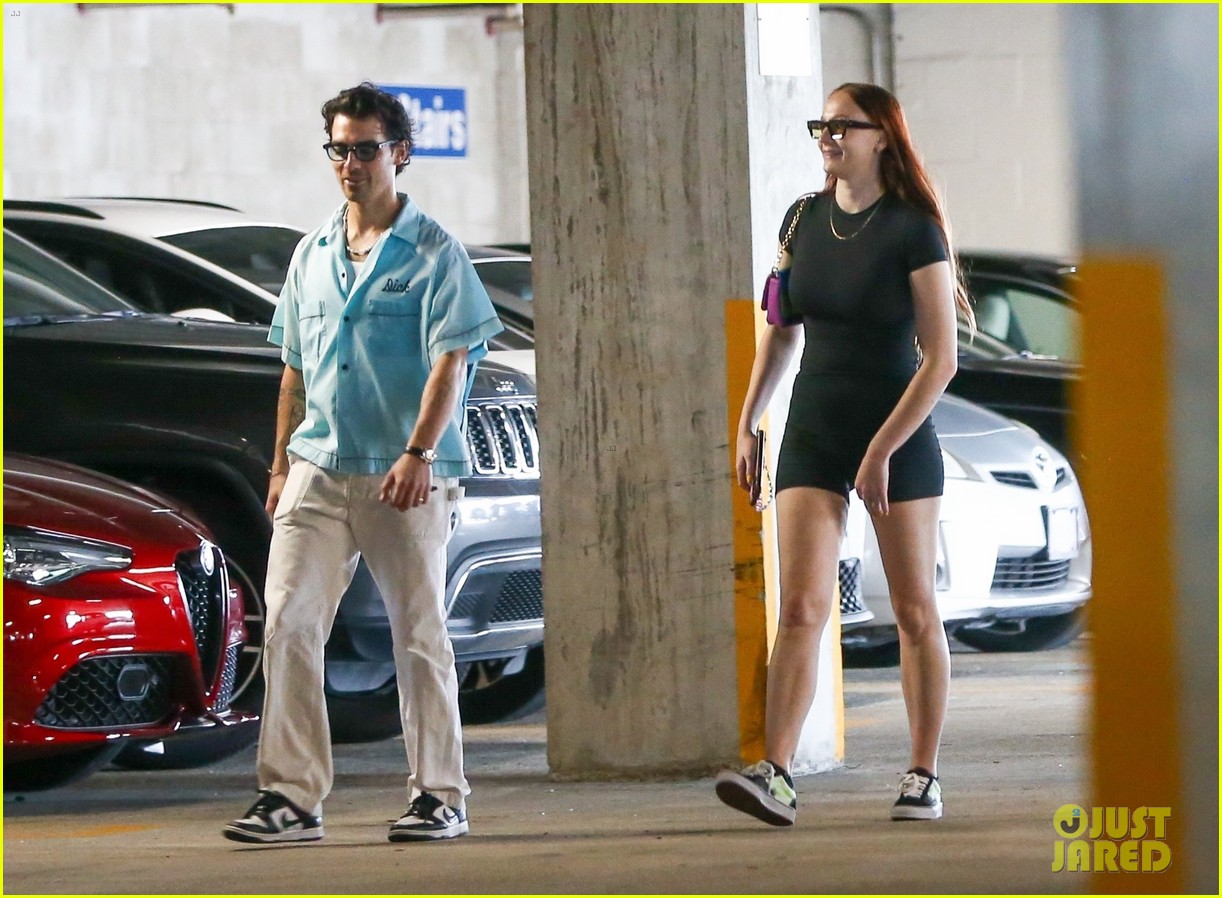joe jonas sophie turner do some shopping together in miami 16