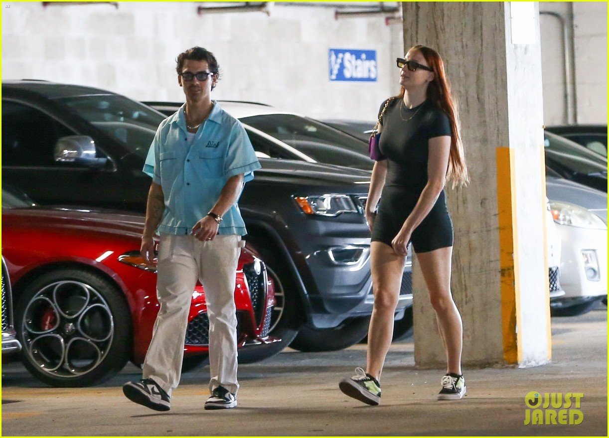 joe jonas sophie turner do some shopping together in miami 21