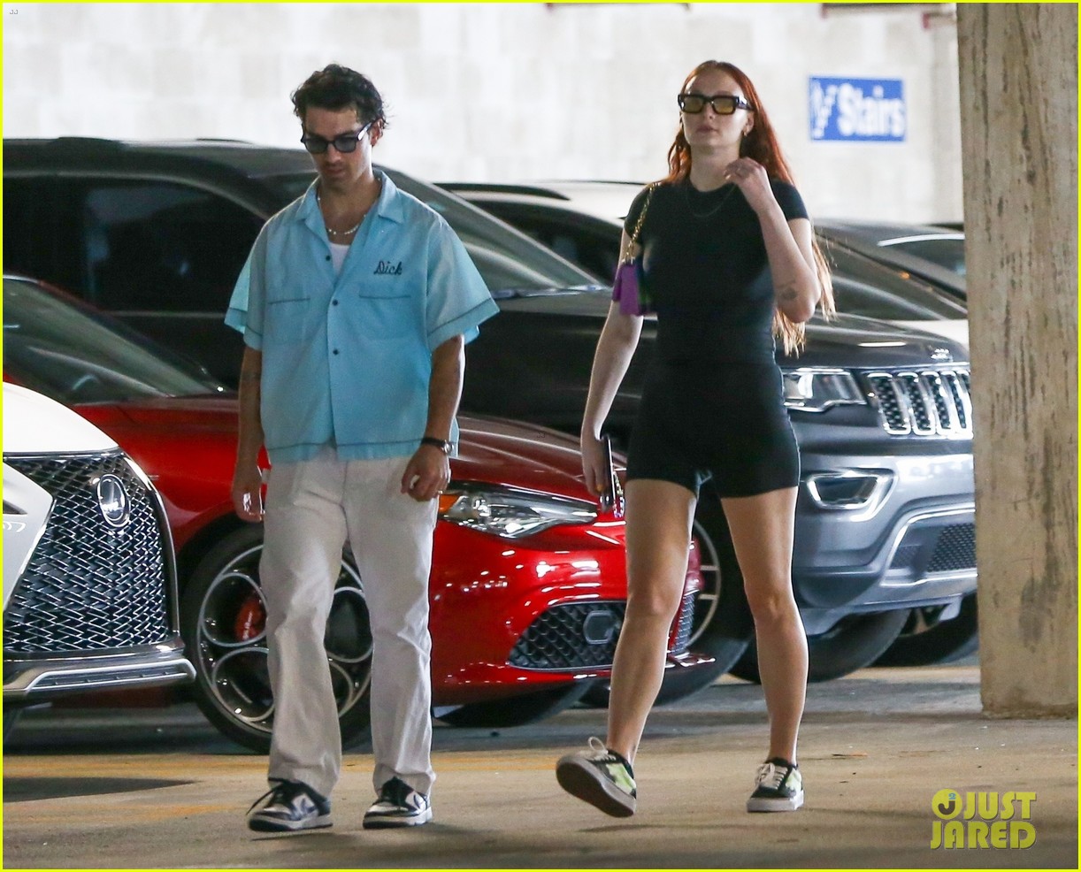joe jonas sophie turner do some shopping together in miami 22
