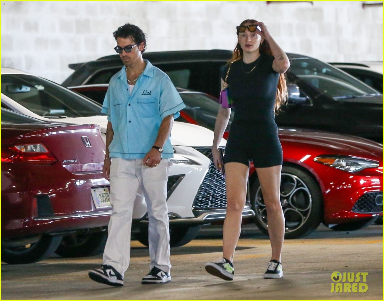 joe jonas sophie turner do some shopping together in miami 23