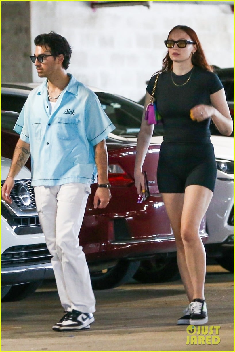 joe jonas sophie turner do some shopping together in miami 24