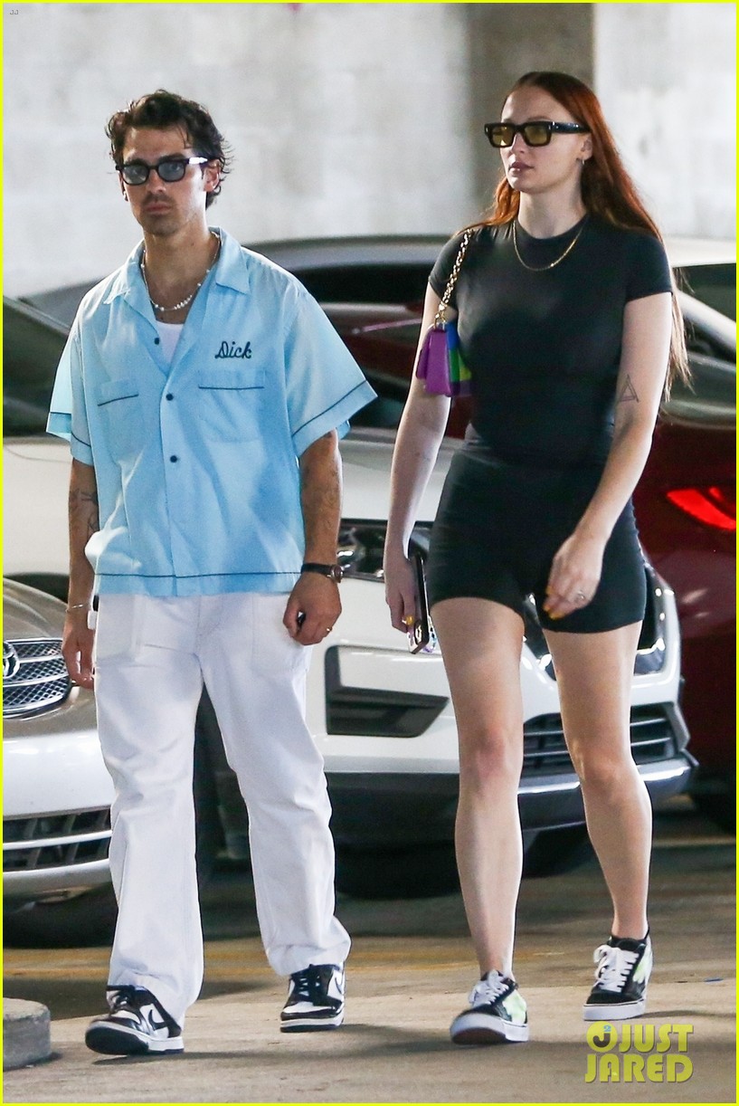 joe jonas sophie turner do some shopping together in miami 25