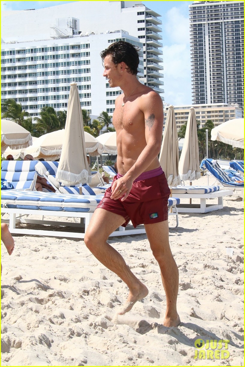 Shawn Mendes Spotted Shirtless At The Beach Ahead Of Th Birthday Photo Photo