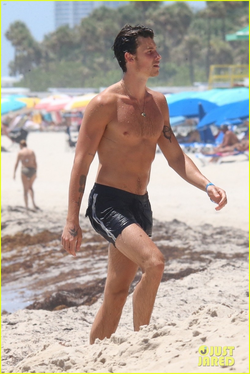 Full Sized Photo of shawn mendes beach day in miami 21 Shawn Mendes
