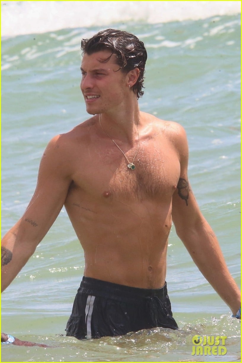 Full Sized Photo Of Shawn Mendes Beach Day In Miami Shawn Mendes Spotted At The Beach In