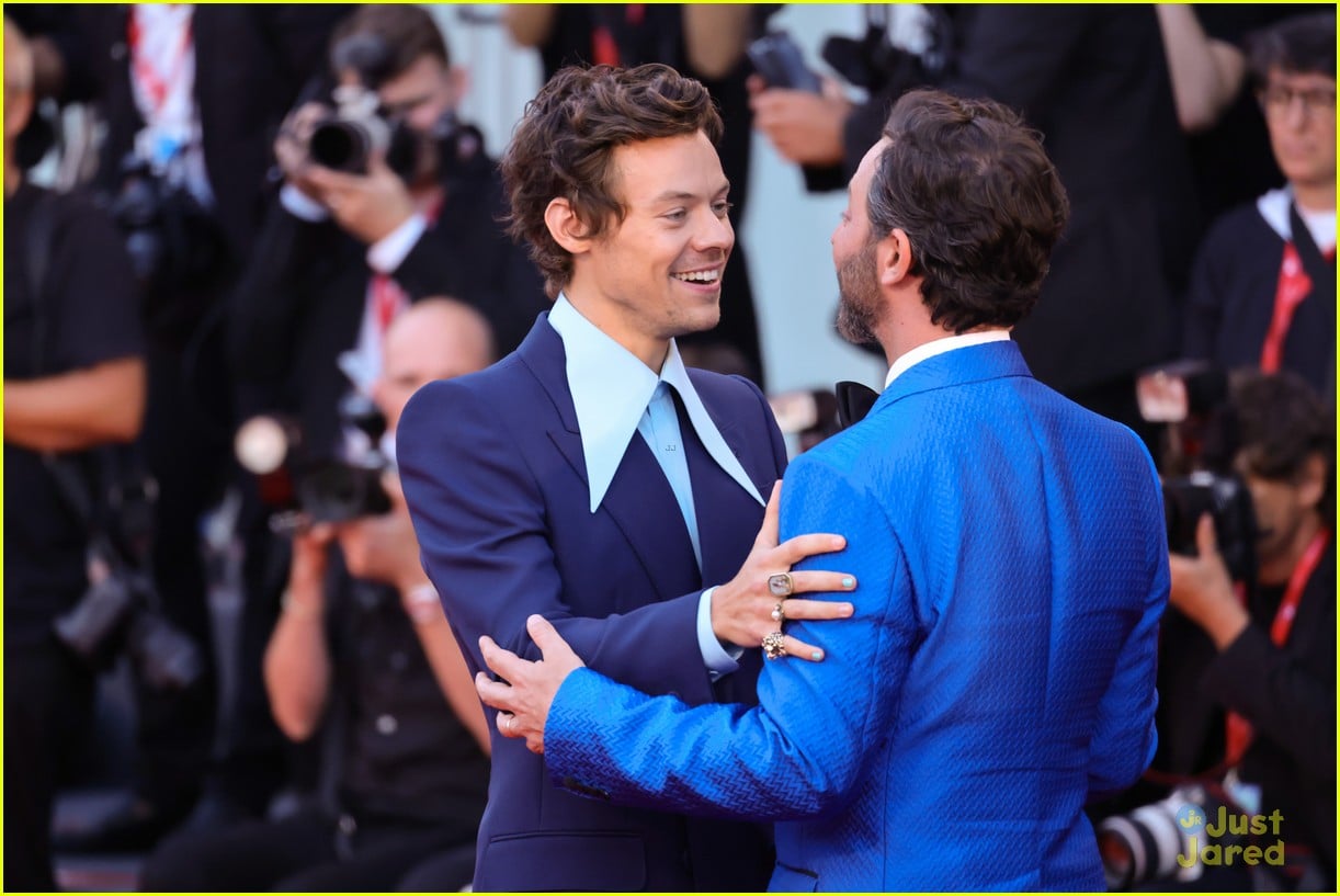 harry styles kisses nick kroll during dont worry darling standing ovation 01