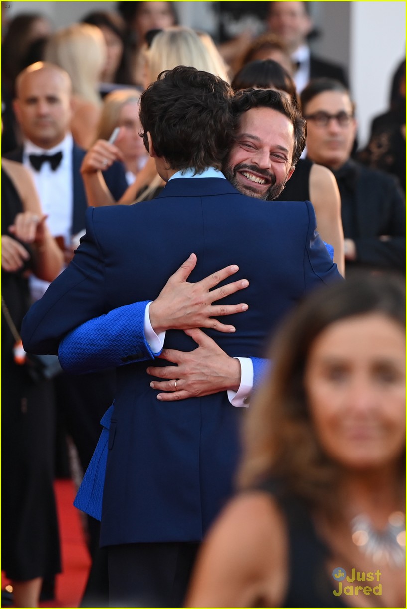 harry styles kisses nick kroll during dont worry darling standing ovation 02