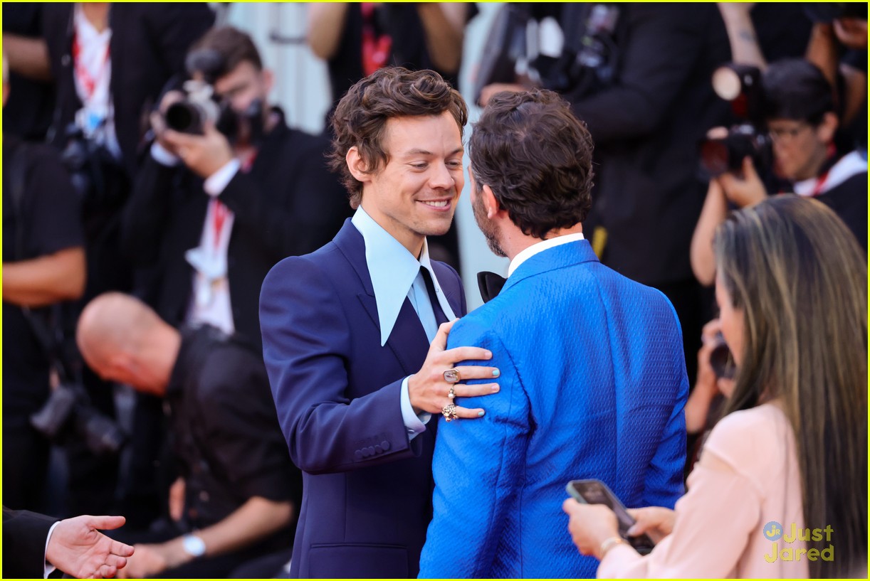 harry styles kisses nick kroll during dont worry darling standing ovation 07