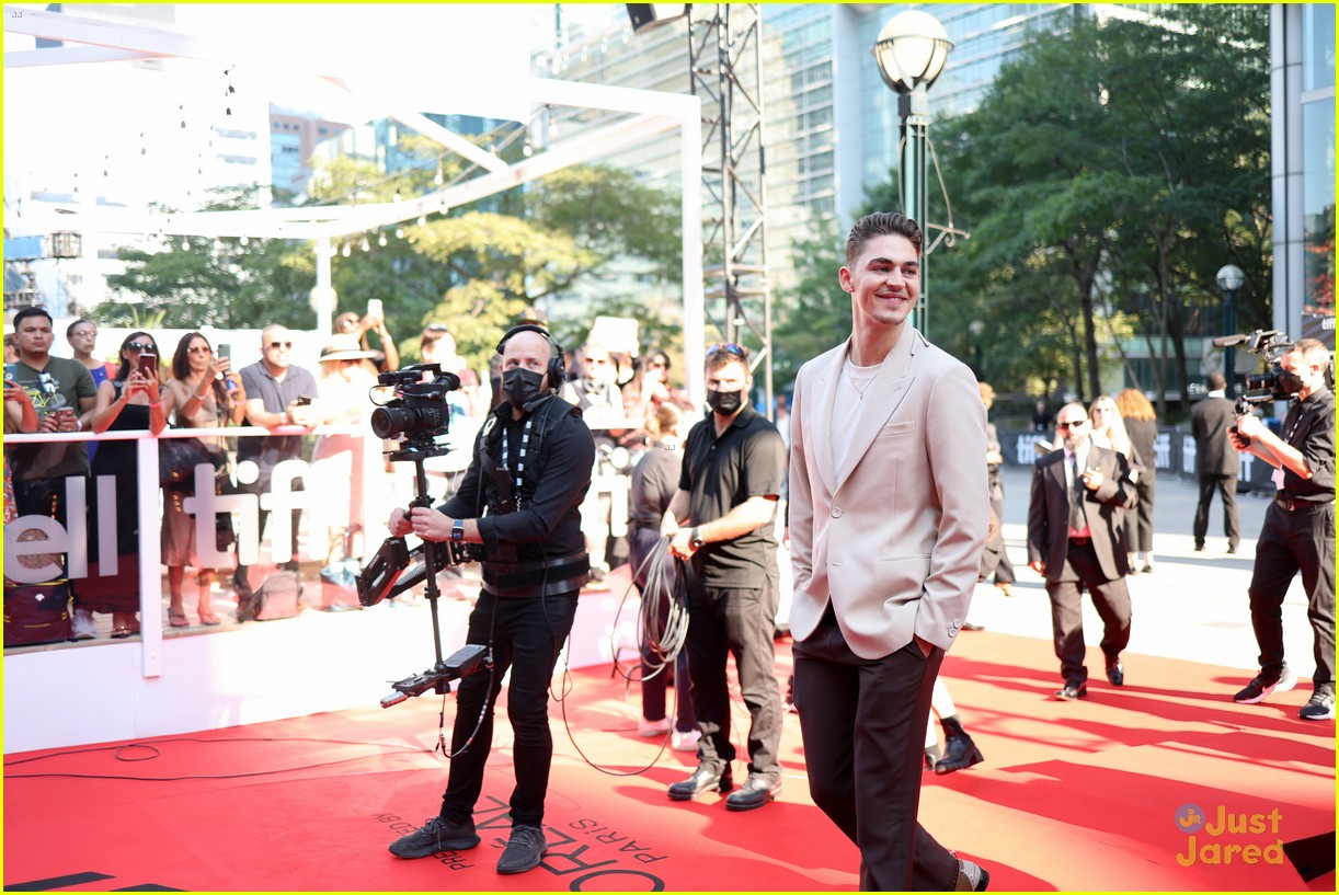hero fiennes tiffin joins costars at woman king tiff premiere 20