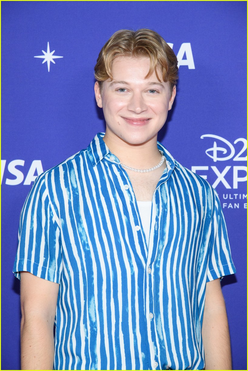 full-sized-photo-of-high-school-musical-cast-perform-at-d23-14-high
