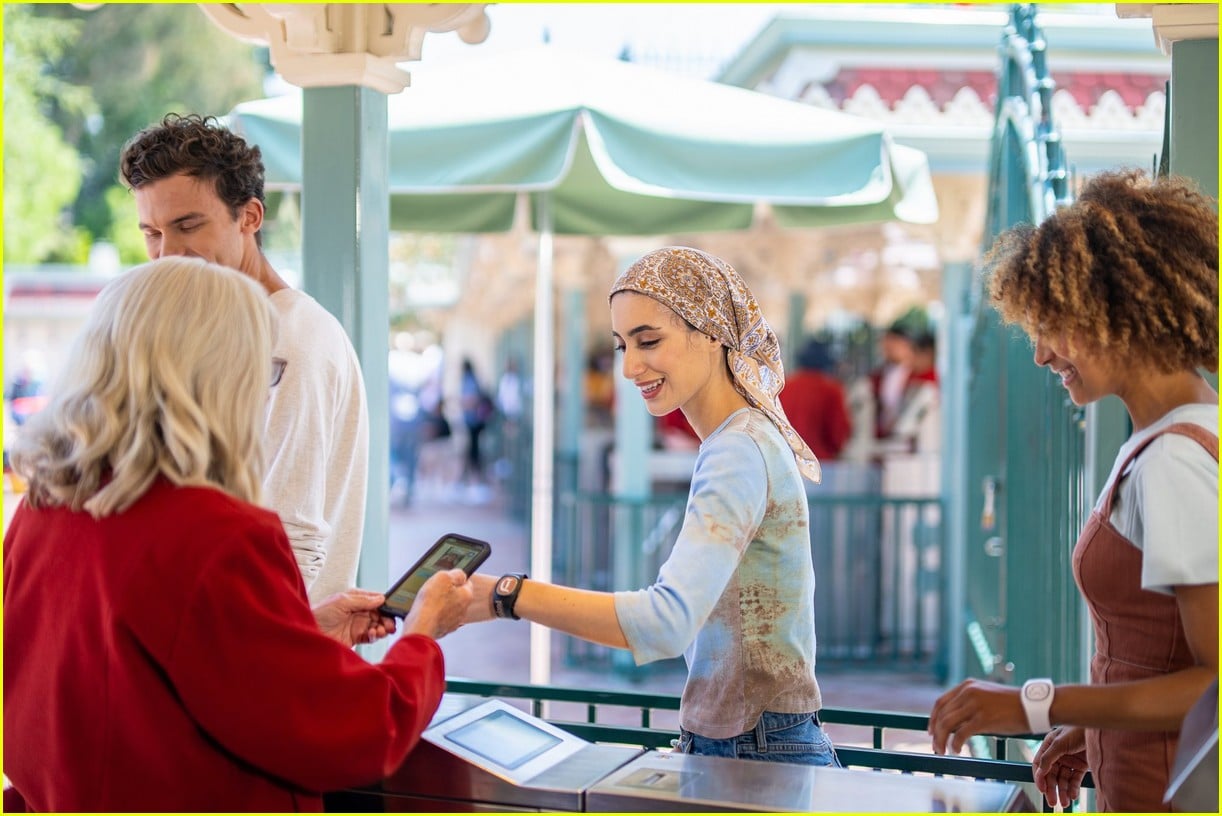 full-sized-photo-of-magic-band-plus-coming-to-disneyland-03-disney